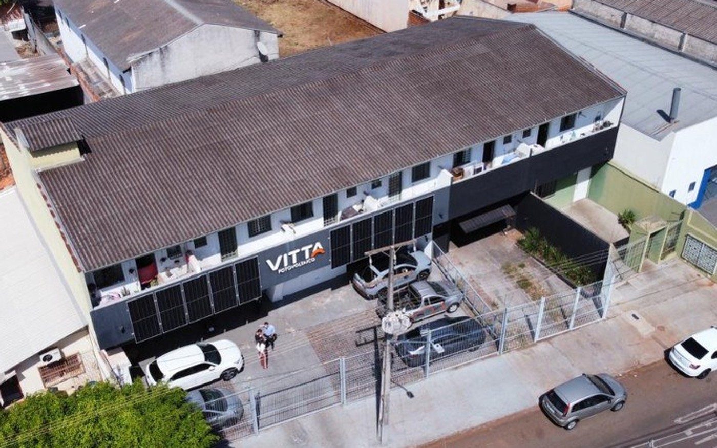 Sede da Vitta Fotovoltaico em Londrina — painéis na fachada e operação